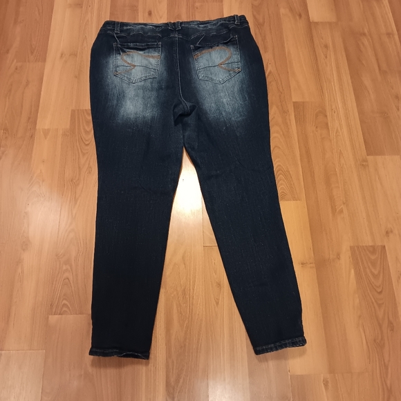 Women's Skinny Jeans - Picture 3 of 4